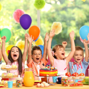Niños celebrando un cumpleaños