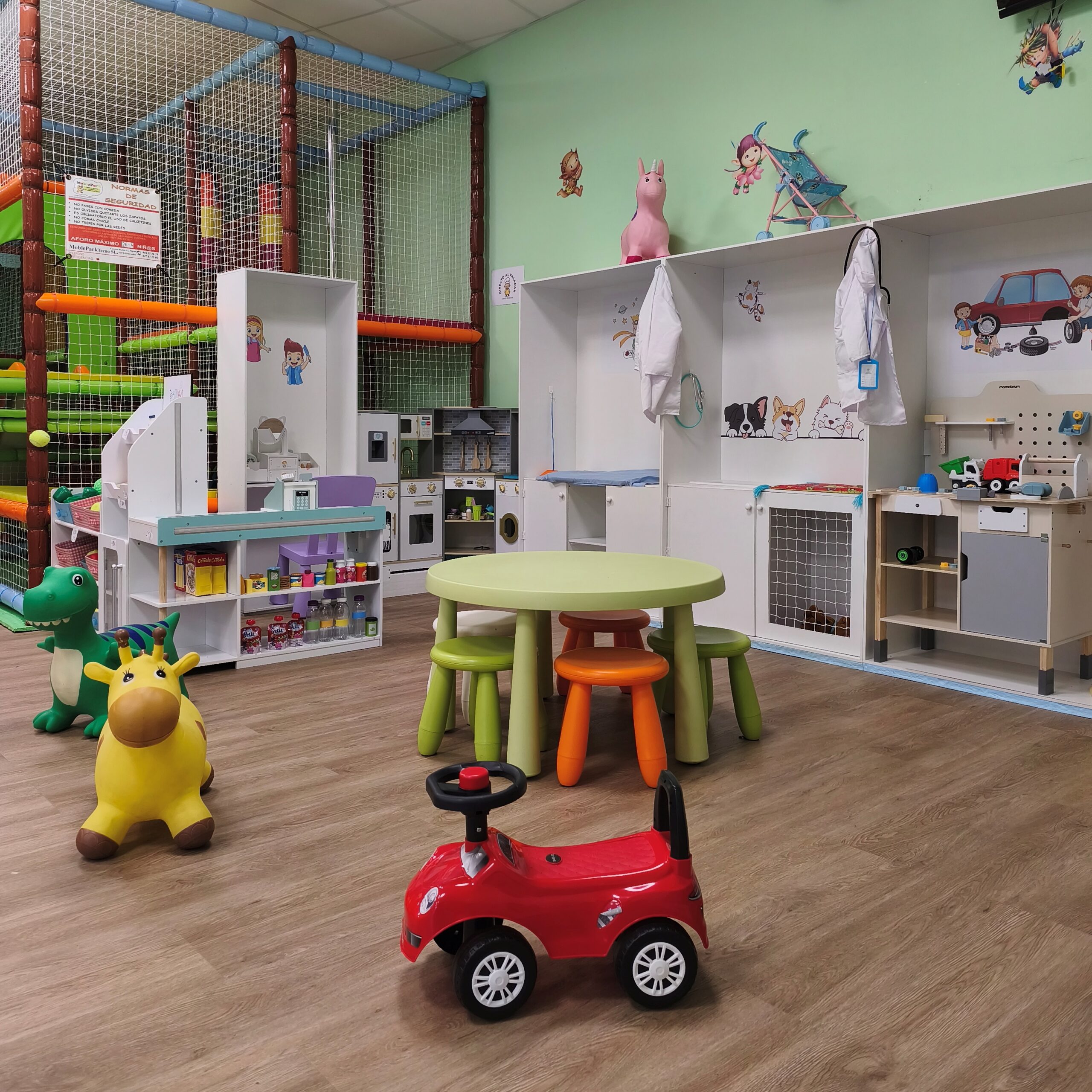 Dos monitores realizando una actividad con cuerdas con un grupo de niños y niñas